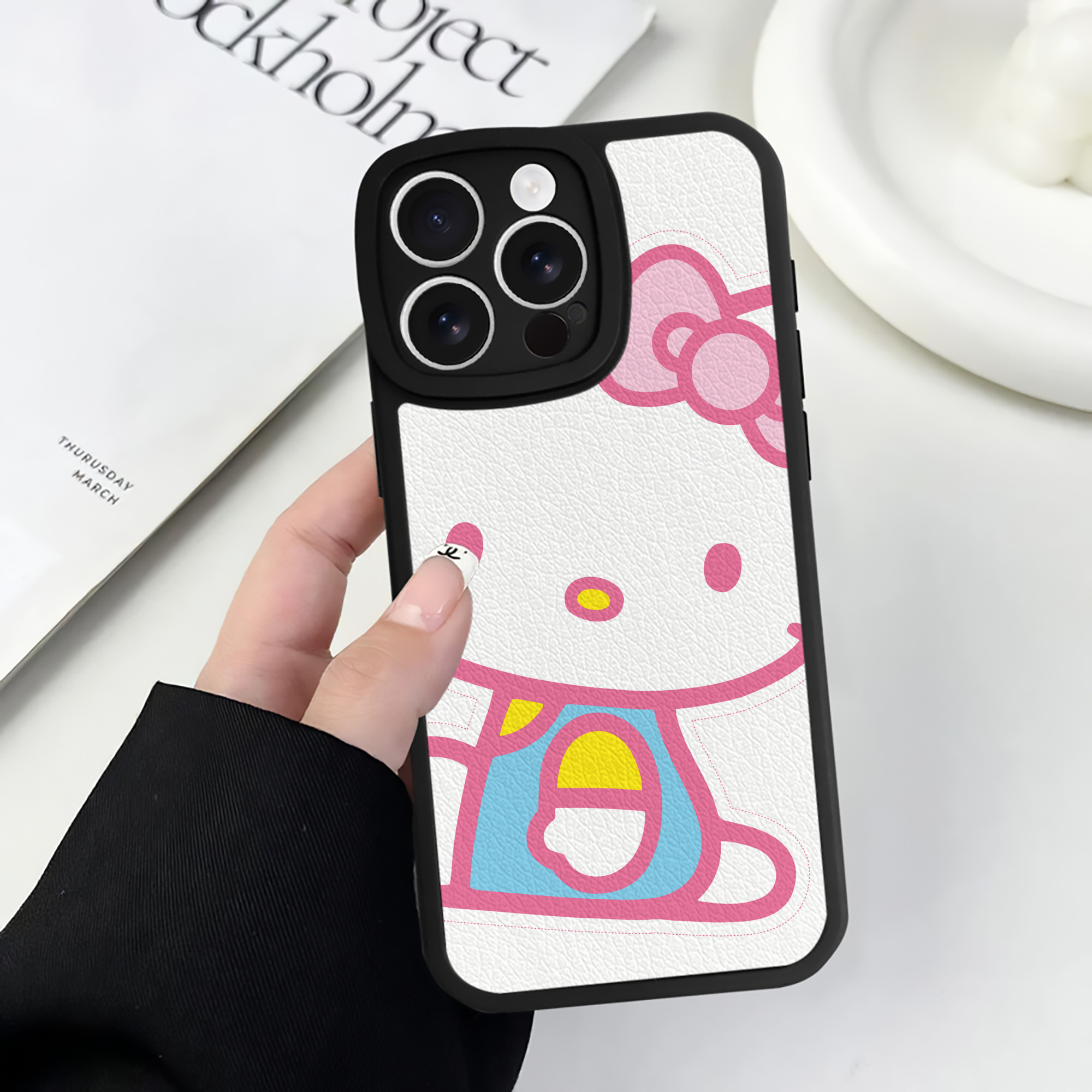 （画像用） Hello Kitty ハローキティ 【iPhone 16シリーズ対応】シリコンスマホケース（レザー調） 材質：シリコン